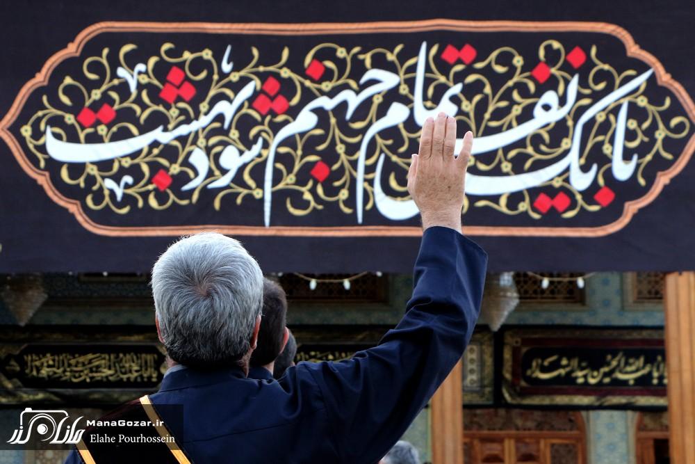 پرچم عزا بر فراز گنبد فیروزهای شاهچراغ (ع) shahecheraghshiraz13 copy 1000x667 1