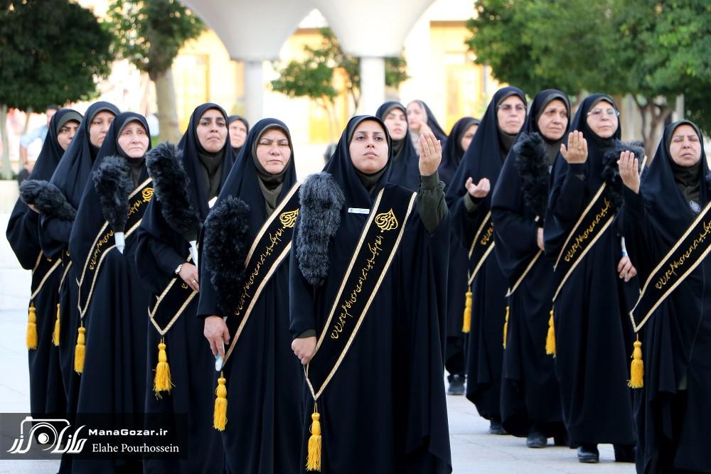 پرچم عزا بر فراز گنبد فیروزه‌ای شاهچراغ (ع)