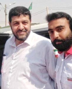 تصویر آرشیوی از شهید خدمت محمد قربان امدادگر هلال‌احمر فارس در کنار رئیس جمعیت هلال‌احمر، در عملیات اربعین مرز چذابه